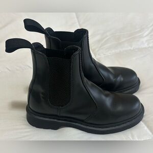 Like New Mens Size 7 US/ Ladies size 8 Doc Martens 2976 Mono Boots